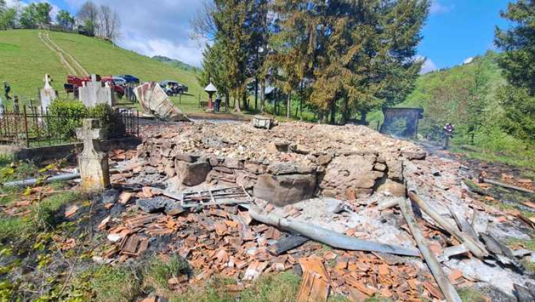 O biserica din lemn din Alba a ars complet dupa slujba de Inviere, din cauza unei lumanari lasate aprinse Imagine