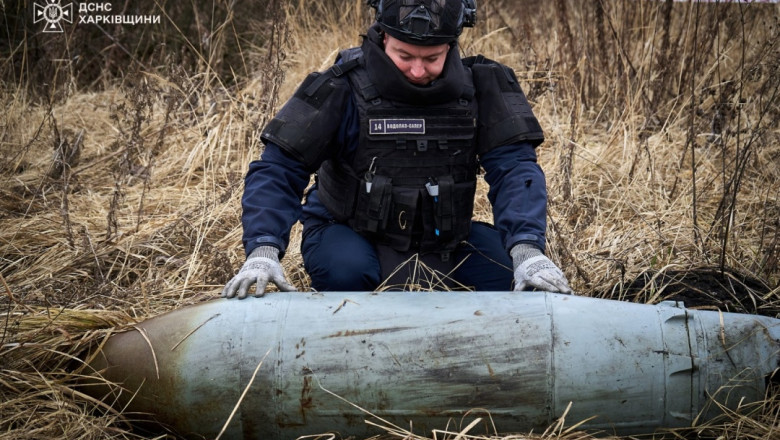 O bomba ruseasca FAB-500 neexplodata a fost neutralizata in Harkov. Imagini cu una dintre cele mai periculoase meserii din lume Imagine