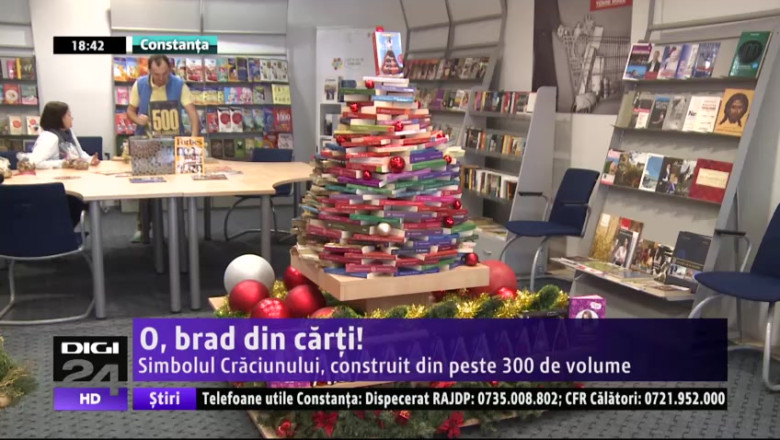 O, brad din carti! Simbolul Craciunului, construit din peste 300 de volume Imagine