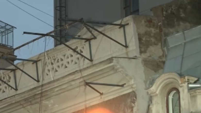O bucata de beton dintr-o cladire sta sa se prabuseasca in Piata Romana Imagine