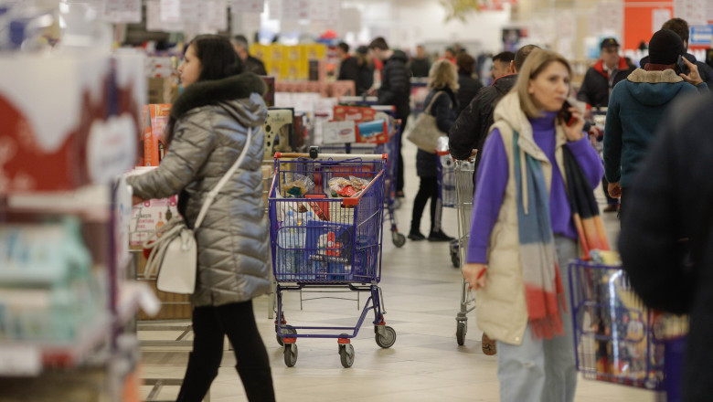 O bucata din tavanul unui supermarket a cazut peste o femeie, in Bucuresti. Reactia magazinului Imagine