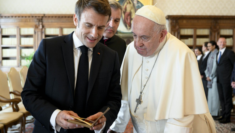 O carte oferita Papei de Macron a starnit furia polonezilor Imagine