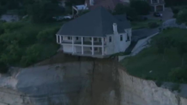 O casa de 700.000 de dolari se va prabusi intr-un lac Imagine