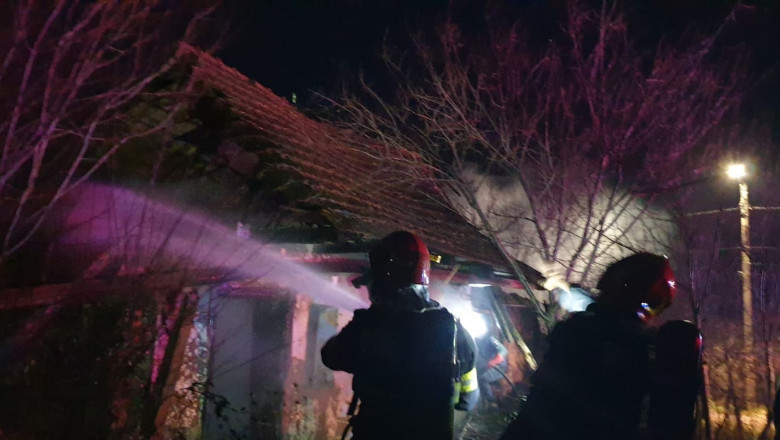O casa si o masina au luat foc de la artificii, in Satu Mare. Casa a fost distrusa in totalitate Imagine