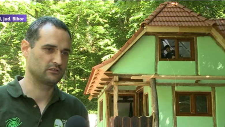 O casa taraneasca veche de peste 100 de ani, transportata peste munte cu tiroliana Imagine