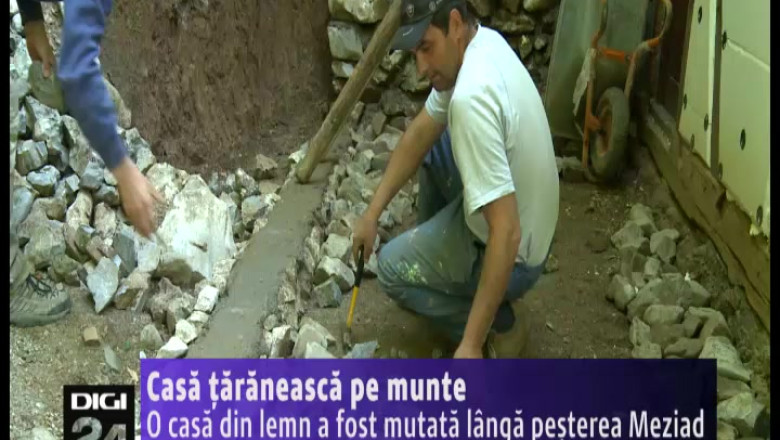 O casa traditionala, mutata pe munte, langa pestera Meziad Imagine