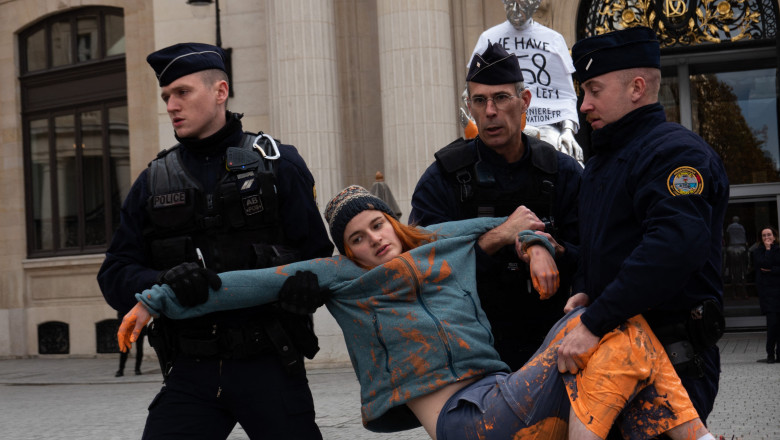 O celebra sculptura din Paris a fost stropita cu vopsea portocalie de activisti de mediu Imagine