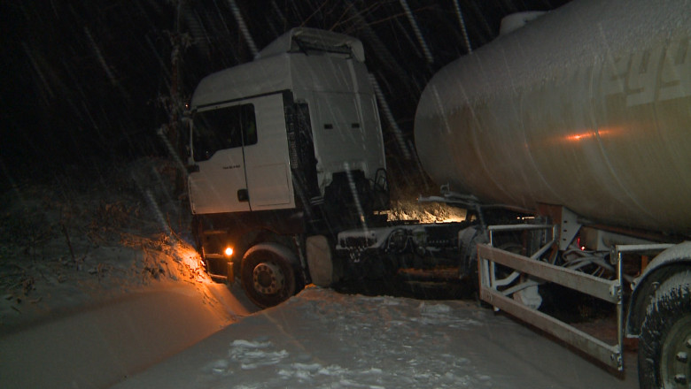 O cisterna a blocat drumul Iasi-Vaslui. Masina a deparat pe soseaua acoperita cu zapada Imagine