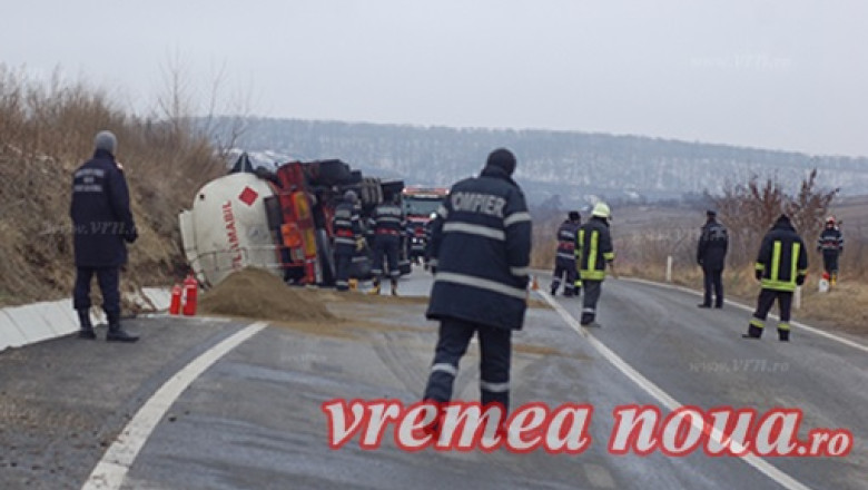 O cisterna cu 27 de tone de benzina s-a rasturnat in judetul Vaslui. ISU: Exista pericol de explozie Imagine