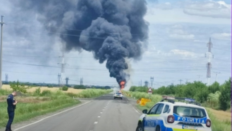 O cisterna cu benzina si un autoturism s-au ciocnit in Braila. Ambele vehicule au luat foc Imagine