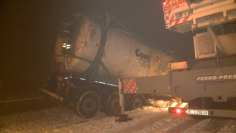 O cisterna cu substante periculoase s-a rasturnat la cativa kilometri de Oradea. DN79, blocat 7 ore Imagine