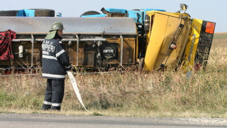 O cisterna incarcata cu substante chimice s-a rasturnat pe A2. Traficul este deviat Imagine