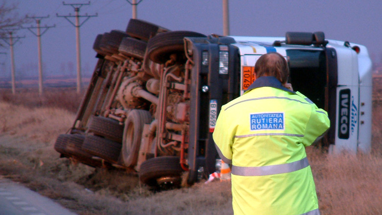 O cisterna s-a rasturnat pe un drum judetean din Teleorman. Din masina se scurge combustibil Imagine