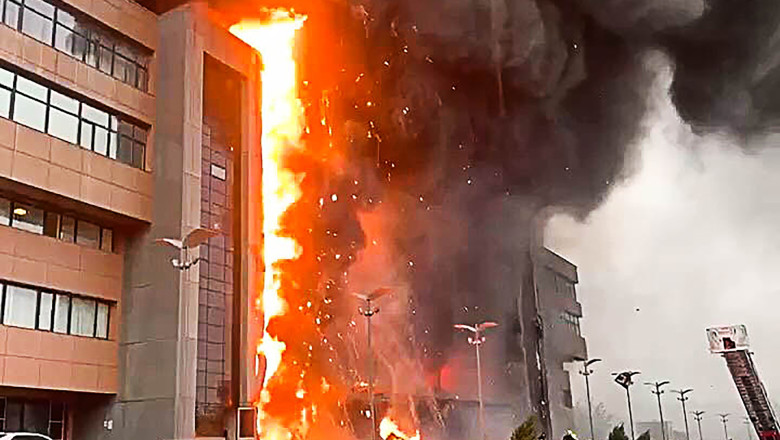 O cladire de birouri din Moscova a fost mistuita de flacari. Incendiul a fost calificat ca avand grad maxim de complexitate Imagine