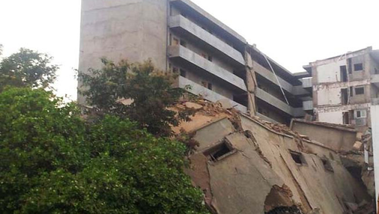 O cladire de cinci etaje s-a prabusit in India. Cel putin 14 oameni au murit sub daramaturi Imagine