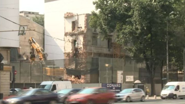 O cladire istorica din Bucuresti, pusa la pamant bucata cu bucata Imagine