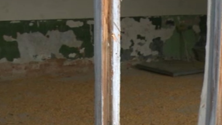 O cladire monument istoric a fost transformata in depozit de cereale Imagine