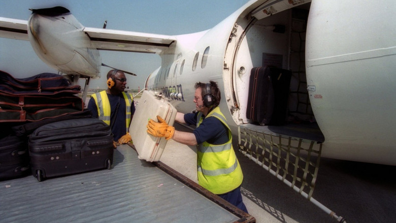 O companie aeriana le cere directorilor sa lucreze la incarcat si descarcat bagaje din avioane Imagine