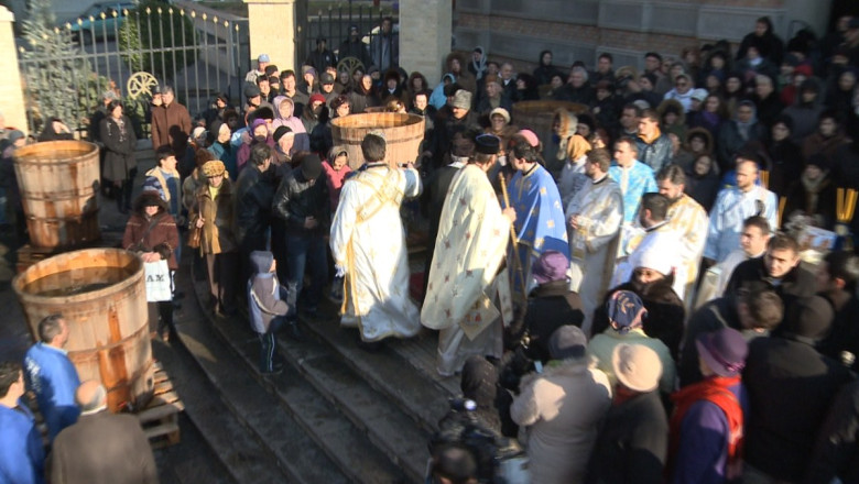 O cruce de gheata si 12 butoaie cu apa, instalate in curtea Mitropoliei pentru slujba de Boboteaza Imagine