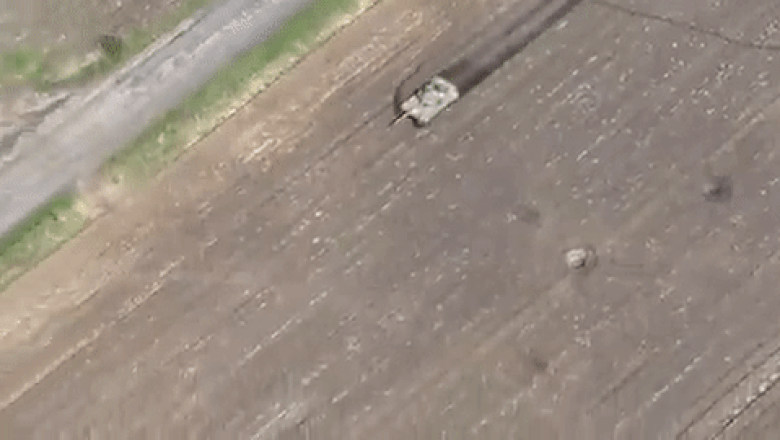 O drona surprinde momentul in care un tanc rusesc incearca sa ocoleasca drumul pe un camp minat de ucraineni Imagine