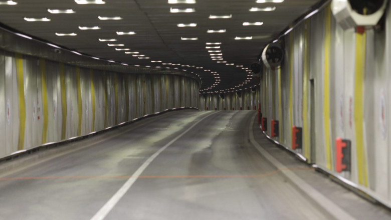 O duba a lovit un ventilator montat in Pasajul Unirii din Capitala. Imagini de la locul incidentului Imagine