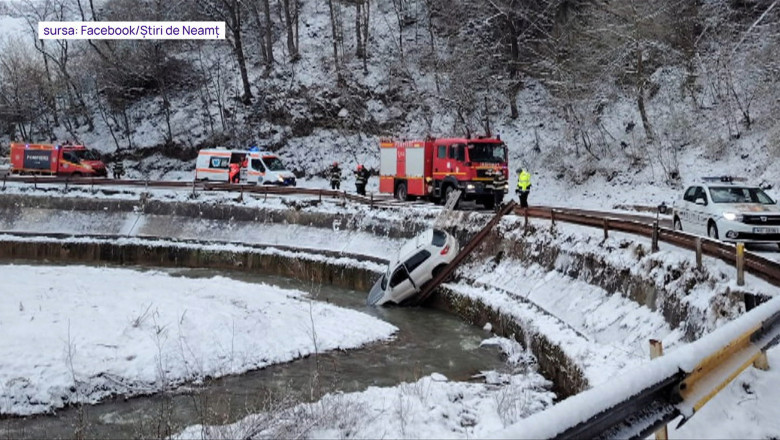 O familie a cazut cu masina in rau pe un drum din judetul Neamt. Soferul ar fi derapat din cauza zapezii Imagine