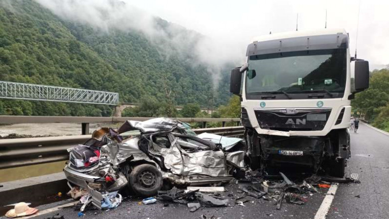 O familie a murit pe Valea Oltului, dupa ce masina lor a intrat intr-un TIR. Printre victime, un copil de 1 an Imagine