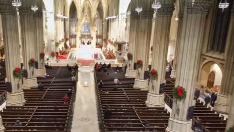 O familie de romani participa la restaurarea catedralei Sfantul Patrick din New York Imagine