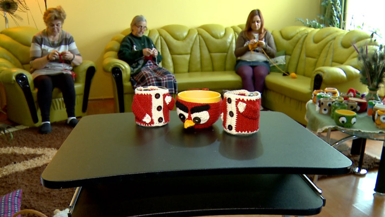 O familie din Iasi a pus pe picioare o afacere originala: face haine de sarbatoare pentru cani Imagine