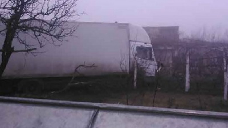 O familie din Ruginoasa s-a trezit cu un tir in curtea casei. Autoutilitara a „zburat” de pe sosea intr-o curba Imagine