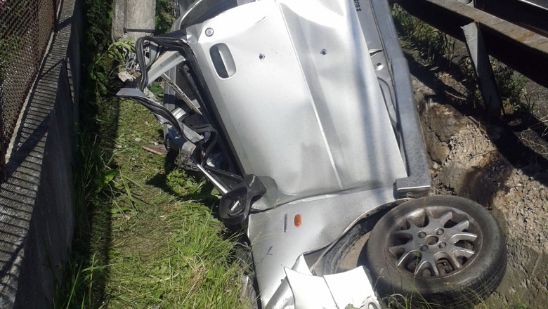 O familie s-a rasturnat cu masina in sant. Toti pasagerii au scapat cu rani usoare Imagine