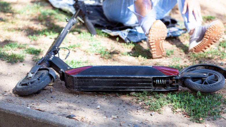 O fata de 14 ani, pasagera pe o trotineta electrica, a ajuns in coma dupa ce adolescentul care o conducea a incercat sa evite un pieton Imagine