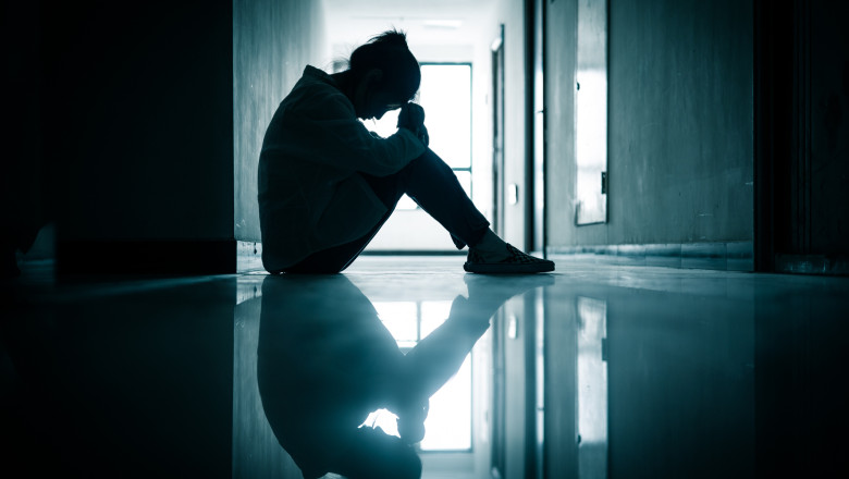 O fata de 16 ani a fost violata de directorul unei institutii din Pitesti si batuta de sotia acestuia. Tatal victimei a sesizat Politia Imagine