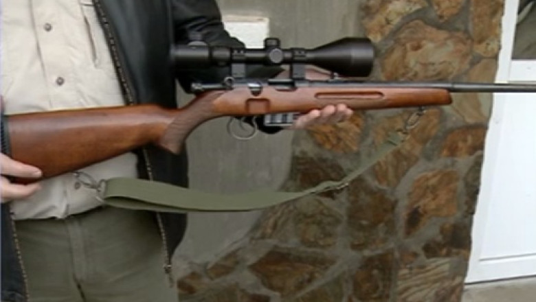 O fata de 16 ani si-a impuscat mortal bunica. Arma de vanatoare s-a descarcat accidental Imagine