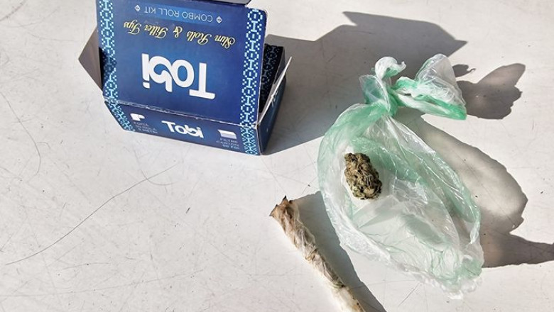 O fata de 17 ani a fost prinsa cu substante interzise langa un liceu din Targoviste Imagine