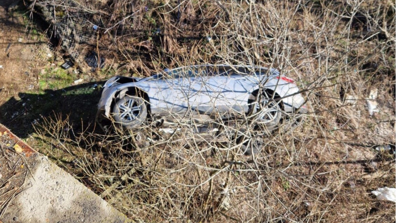 O femeie a ajuns la spital, dupa ce a plonjat cu masina de pe un pod, in Suceava Imagine