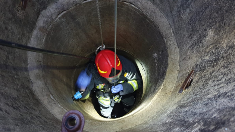 O femeie a cazut intr-o fantana adanca de 25 de metri. Interventie de urgenta a pompierilor. A fost trimis si un elicopter Imagine
