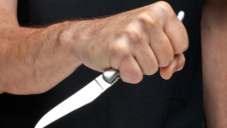 O femeie a fost injunghiata in plina strada de fostul partener, in Buftea. Impotriva atacatorului fusese emis ordin de protectie Imagine