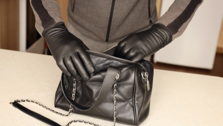 O femeie a gasit o poseta in care erau acte, bani si telefoane langa gara din Arad. A luat-o si acum e retinuta Imagine