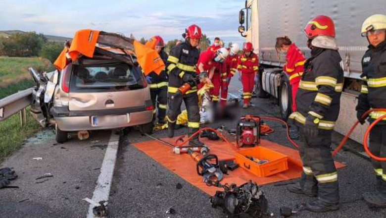 O femeie a murit dupa a ce intrat cu masina pe contrasens si a lovit frontal un TIR Imagine