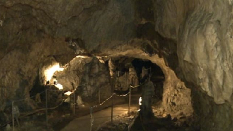 O femeie a murit la intrarea in Pestera Polovragi. O bucata de stanca a cazut peste ea Imagine