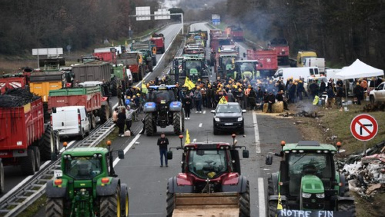 O femeie a murit la protestul fermierilor din Franta, dupa ce o masina a intrat in barajul protestatarilor Imagine