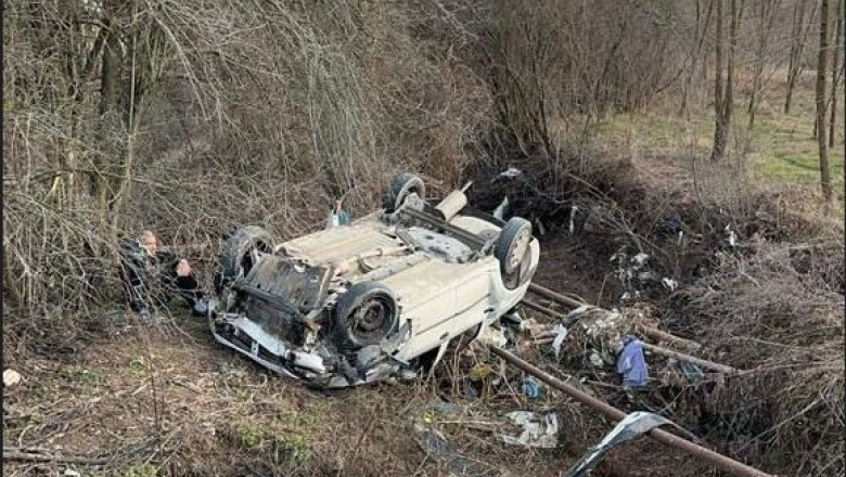 O femeie a murit si alte doua persoane au fost ranite, dupa ce masina in care se aflau a derapat si s-a rasturnat Imagine