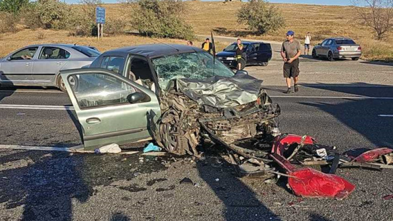 O femeie a murit si mai multe persoane au fost ranite, intr-un accident rutier in care au fost implicate doua masini, pe DN 22 Imagine