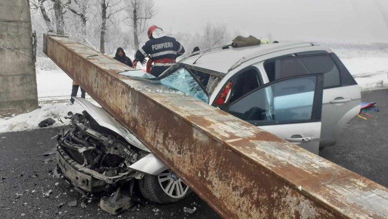 O femeie a murit strivita intr-o masina peste care a cazut o grinda metalica rupta de un TIR. Imagini de la locul accidentului din Olt Imagine