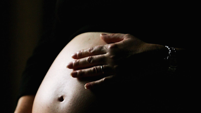 O femeie a nascut pe trotuar, in apropierea unui spital din Bucuresti. Bebelusul a murit Imagine