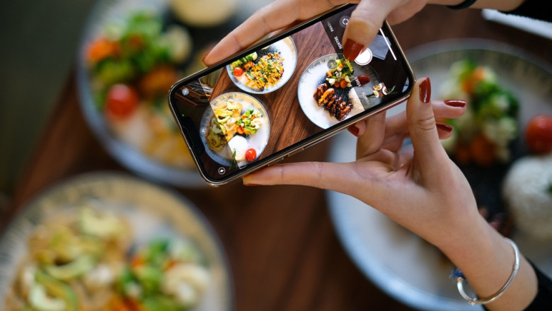 O femeie a postat fotografia cu mancarea de la restaurant si s-a trezit cu nota de plata de 60.000 $. Ce greseala a facut Imagine