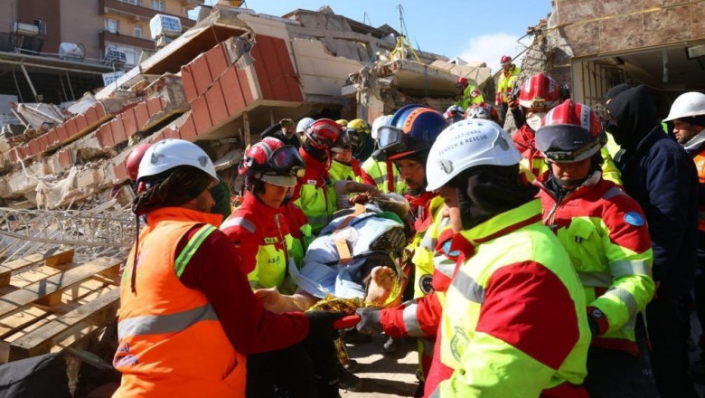 O femeie a stat 100 de ore sub daramaturi. Salvatorii au scos-o in viata dupa ce au sapat doua zile ca sa ajunga la ea Imagine