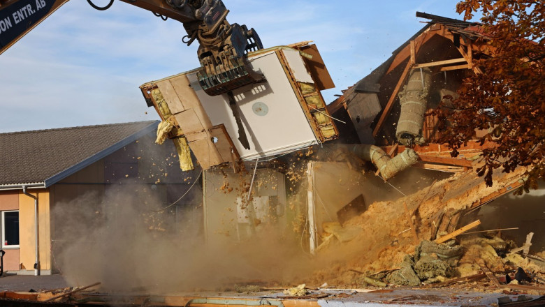 O femeie care era in vacanta a aflat ca i-a fost demolata casa in lipsa ei. Firma a recunoscut ca a gresit adresa Imagine