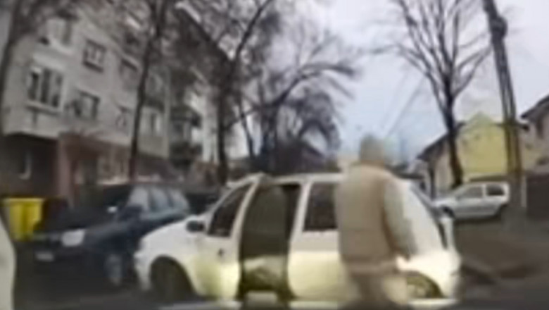 O femeie care facea scoala de soferi a lovit doua persoane dupa ce a fost lasata singura in masina de instructorul auto Imagine